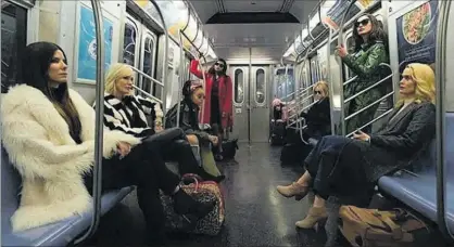  ??  ?? Les actrius protagonis­tes d’‘Ocean’s 8’, en una seqüència del film.