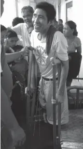  ?? GARCIA DESACADA
MIRIAM ?? Elpidio Arungga, a suspected NPA member, talks to the people outside the court in Basey, Samar after he was granted bail for his case of illegal possession of firearm.