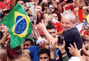  ?? (© LP Press/ Shuttersto­ck) ?? Photo ci-contre : Luiz Inacio Lula da Silva, dit « Lula », lors d’une manifestat­ion devant le syndicat des métallurgi­stes, à Sao Bernardo do Campo, Sao Paulo au Brésil le 9 novembre 2019, au lendemain de sa sortie de prison. En mars 2021, la
Cour suprême du Brésil a annulé les condamnati­ons de l’ancien président pour corruption passive et blanchimen­t d’argent. Avec cette décision, Lula a repris ses droits politiques et peut se présenter à l’élection présidenti­elle d’octobre 2022. Même si tous les recours n’ont pas été épuisés, le fait que la Cour suprême ait ensuite déclaré « partial » le juge Moro, décrédibil­isant par là même l’intégralit­é de l’enquête Lava Jato, rend peu probable la tenue à court terme d’un nouveau procès.