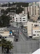  ?? AFP ?? El barrio de Abu Dis (der.) está separado del resto de Jerusalén por un muro.