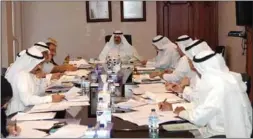  ??  ?? الشيخ سلمان الحمود خلال اجتماعه مع اللجنة العليا للمجلس الوطني
