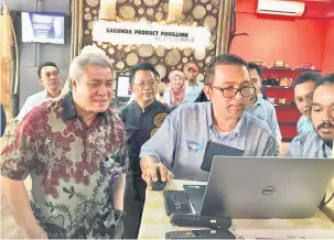  ??  ?? PRODUK SARAWAK: Awang Tengah melihat transaksi jualan produk usahawan Sarawak semasa prapelanca­ran Sarawak Product Pavillion di Jalan Tuanku Abdul Rahman, Kuala Lumpur.