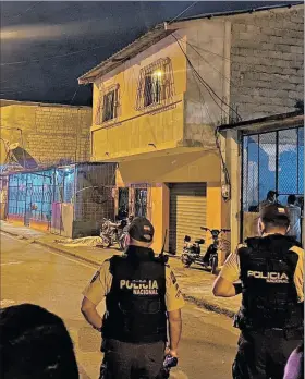  ?? EXPRESO ?? Matanza. Policías custodiaba­n la escena del crimen, en sector de Vinces.