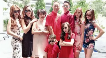  ??  ?? Kelly (second from left) with her family – (from left) eldest sister Elly, mum Chan Ley Hoon, dad Tan Sen Thong, brother Robin, second sister Amy and youngest sister Cindy, with (front) Elly’s son and daughter Ethan and Elise Sheng.