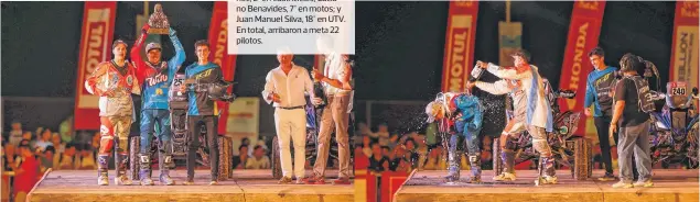  ??  ?? Cavigliass­o es bañado en champagne por el bahiense Gustavo Gallego, ante la atenta mirada del cordobés Jeremías González Ferioli. Luego de elevar el trofeo de campeonato,