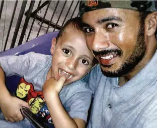  ?? Reprodução/Facebook ?? Cleiriano José da Silva, 31 anos, com o filho Marcos Varela, 5 anos; pai se enrolou em colchonete com filho e ateou fogo nos dois em Cidade Tiradentes