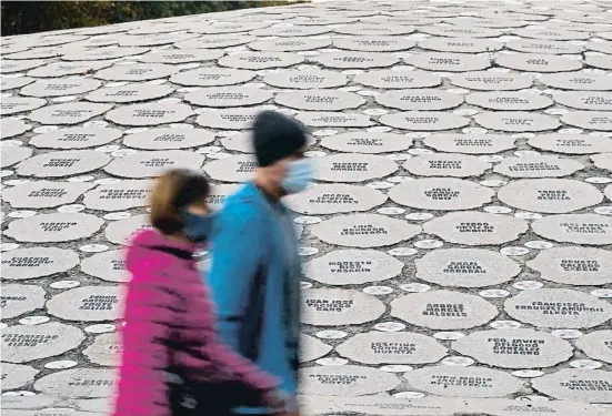  ?? L. RICO ?? Dues persones passant per davant del Monument a les víctimes del terrorisme d’Agustín Ibarrola, a Vitòria