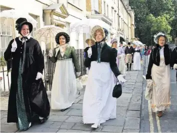  ?? VISIT ENGLAND ?? Am Jane-Austen-Festival in Bath spazieren die Fans in Regency-Kostümen durch die Stadt.