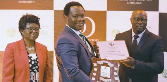  ?? ?? Zinara CEO Nkosinathi Ncube (centre) won in the State-owned Enterprise­s category.