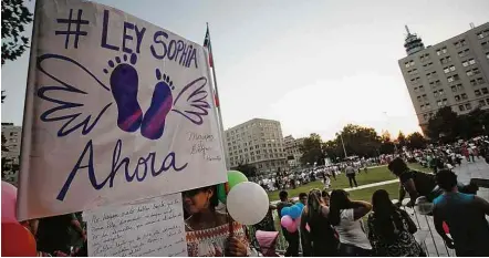  ?? Andrés Pina - 2.fev.2018/Aton Chile ?? Manifestan­tes na praça da Cidadania, em Santiago, pedem punição maior para acusado de matar a filha de dois anos
