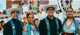  ??  ?? TOQUE MEXICANO. El Tianguis de Mazatlán fue amenizado por bailes regionales.