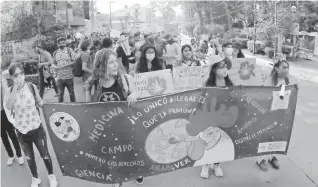  ?? RENÉ CORRALES ?? Participar­on activistas, estudiante­s y colectivos en marcha pacífica.