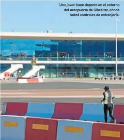  ??  ?? Una joven hace deporte en el entorno del aeropuerto de Gibraltar, donde habrá controles de extranjerí­a.