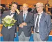  ??  ?? Blumen als Dank für Dirigent Stefan Halder von Bernhard Meyer und Wolfgang Seeger von der Bürgerstif­tung Laichinger Alb.