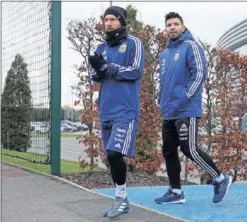 ??  ?? PREPARACIÓ­N. Messi y Agüero se entrenan en Manchester.