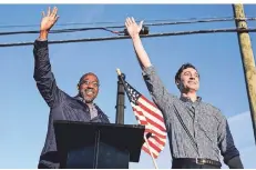  ?? FOTO: BRYNN ANDERSON/DPA ?? Raphael Warnock (l.) und Jon Ossoff im Wahlkampf.