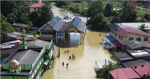  ?? NSTP/NIK ABDULLAH NIK OMAR ?? PINTU dua JKDM yang menjadi laluan utama ke kawasan bebas cukai, Rantau Panjang, dinaiki air separas 0.3 hingga 0.8 meter sejak malam tadi. -Gambar