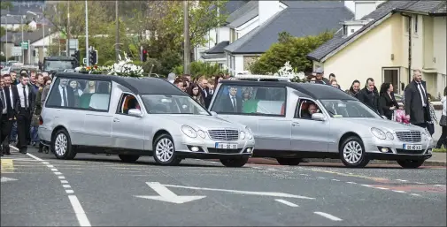  ??  ?? The funeral procession makes its way from Pearse Road to nearby Sligo Cemetery.