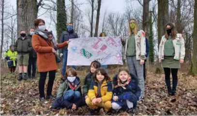  ?? FOTO JOHNNY GEURTS ?? De scouts Bavo uit Beverst bouwen met de stad Bilzen de groene zone achter de jeugdlokal­en uit tot een avontuurli­jk speelbos.