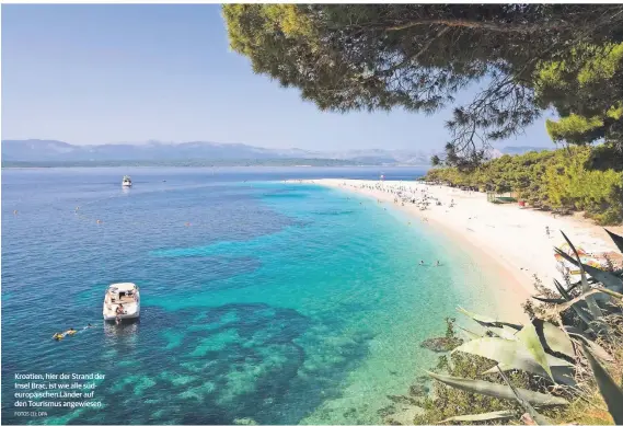  ?? FOTOS (3): DPA ?? Kroatien, hier der Strand der Insel Brac, ist wie alle südeuropäi­schen Länder auf den Tourismus angewiesen