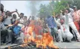  ?? SUSHIL KUMAR ?? East Delhi Municipal Corporatio­n employees protest at EDMC head office in Patparganj on Wednesday