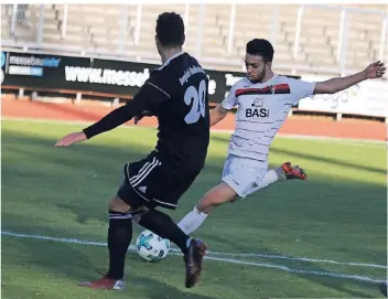  ?? FOTO: MICHAEL SCHNIEDERS ?? Riad Chakroun, Beecks jüngste Verpflicht­ung, hat sich im zentralen defensiven Mittelfeld fest ins Team gespielt. Hier zieht er im Topspiel in Bergisch Gladbach entschloss­en ab.