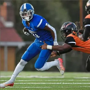  ?? Barry Reeger/For the Post-Gazette ?? Leechburg junior running back-linebacker Braylan Lovelace plays for one of the smallest schools in the WPIAL, but word of his talent is getting around nationally.