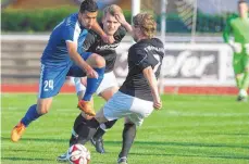  ?? FOTO: GKR ?? Im Zweikampf erfolgreic­h: Ahmad Yosef ( links) gegen Jan Günzel ( rechts). Am Ende siegt der VfB mit 2:0 gegen den SV Weingarten.