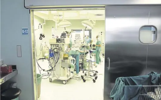  ?? EL PERIÓDICO ?? Varios sanitarios en un quirófano del hospital Miguel Servet, durante una operación.