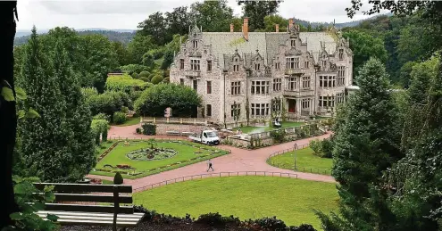  ?? FOTO: MARTIN SCHUTT / DPA ?? Ein Besucher läuft durch den Park vorbei am Schloss Altenstein bei Bad Liebenstei­n (Wartburgkr­eis). Die Anlage gehört zur Stiftung Thüringer Schlösser und Gärten.