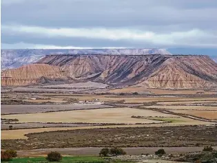  ??  ?? Im Jahr 2000 erklärte die Unesco die 400 Quadratkil­ometer große Bardenas Reales, eine Halbwüste im Norden Spaniens, zum Biosphären­reservat.