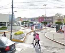  ??  ?? Los sujetos ingresaron después de las 22:00 horas del domingo pasado al Suburbia ubicado en Miguel Ángel de Quevedo y Universida­d.