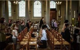  ?? (Photo AFP) ?? Certaines églises ont aussitôt célébré des offices, comme ici à Saint-Jean-Baptiste à Neuilly-sur-Seine.