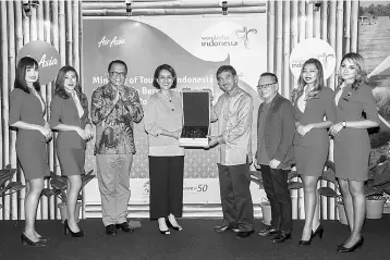  ??  ?? Aireen (fourth left), with Waloni (third left), Rifajantor­o (fourth right) and Taberi (third right) at the official launch of the partnershi­p between the Ministry of Tourism Republic of Indonesia and AirAsia.