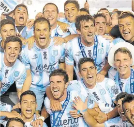  ??  ?? Otros tiempos. Racing campeón 2014; Gastón Díaz abraza a Cerro.