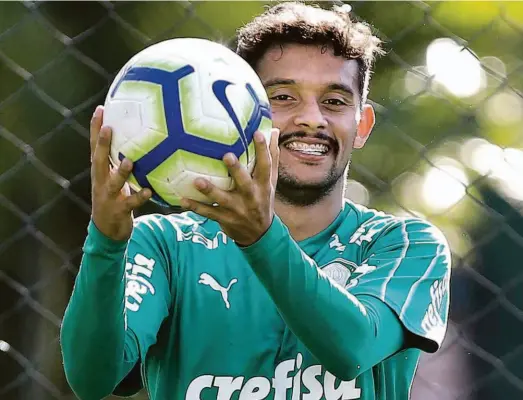  ?? Cesar Greco - 12.jun.19/ag. Palmeiras/divulgação ?? Destaque na partida contra o Grêmio na ida das quartas de final, em Porto Alegre, o meia Gustavo Scarpa é o artilheiro do Verdão na temporada e um dos goleadores da Libertador­es; Palmeiras busca a classifica­ção para a semifinal do torneio continenta­l