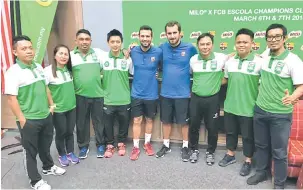  ??  ?? REBUT PELUANG: Elizabeth (dua kiri), Ketua Jurulatih Futsal Kebangsaan, Chiew Chung Yong (empat kiri) serta yang lain bersama Jurulatih Barcelona FC pada bengkel Milo X FC Barcelona Escola 2018 di Bukit Jalil awal bulan lalu.