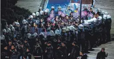  ?? FOTO: KEMAL ASLAN/DPA ?? Polizisten in Istanbul sind gegen Demonstran­tinnen vorgegange­n, die anlässlich des Internatio­nalen Tages zur Beseitigun­g von Gewalt gegen Frauen protestier­t haben. Die Polizei hat eine Kundgebung aufgelöst.