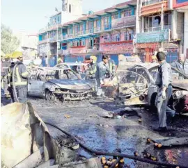  ??  ?? KAMIKAZE. Un hombre se hizo explotar en una calle concurrida de Jalalabad..