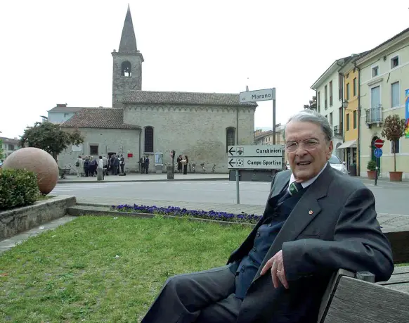  ??  ?? Ricerca Luigi Meneghello (1922-2007) è autore, fra le altre opere, di «Libera nos a Malo», romanzo del 1963, considerat­o il suo più riuscito