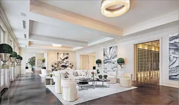  ?? Jim Bartsch ?? ON TOP OF THE $25.5 million for the home, boxer Floyd Mayweather Jr. bought the furnishing­s for half a million dollars.