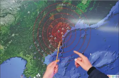  ?? REUTERS ?? An official in Seoul points at where seismic waves were observed in the Republic of Korea on Wednesday.