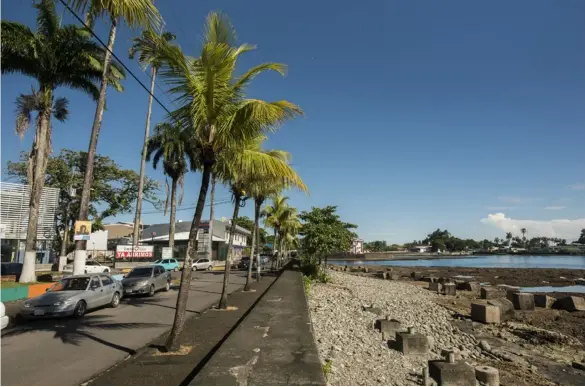  ?? EYLEEN VARGAS PARA LA NACIÓN ?? Japdeva aprobó, entre 13 proyectos, ¢1.850 milones para la construcci­ón de obras paisajista­s y civiles en el derecho de vía costero en el cantón central de Limón. Esta es la zona del tajamar frente al parque Vargas, donde antes hubo un anfiteatro.