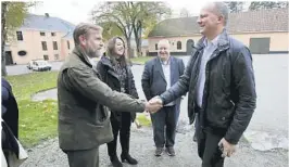  ?? FOTO: TORE ØYVIND MOEN ?? FOSSUM: Godseier Leopold Løvenskiol­d tok imot samferdsel­sminister Ketil Solvik-Olsen i borggården på Fossum, bak Emilie Schäffer og Bård Hoksrud.