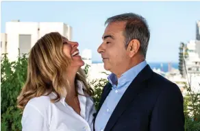  ??  ?? Soutien.
Carlos Ghosn avec son épouse, Carole.