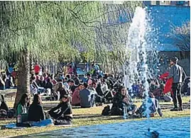  ?? NICOLÁS BRAVO ?? PARQUE SARMIENTO. Luego de contestar el Censo 2022, mates y sol en el parque.