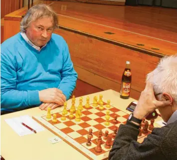  ?? Foto: Max Kramer ?? Hermann Hipp ist der einzige Schachspie­ler, der in der 35-jährigen Geschichte des Schachfest­ivals in Bad Wörishofen immer dabei war. Der 57-jährige Marktoberd­orfer wird heuer seine 315. Schachrund­e absolviere­n.