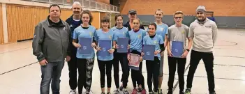  ?? FOTO: TUS JAHN HILFARTH ?? TuS-Vorsitzend­er Dirk „Olli“Hermsmeier (l.) mit den Trainern und erfolgreic­hen Leichtathl­eten des TuS.