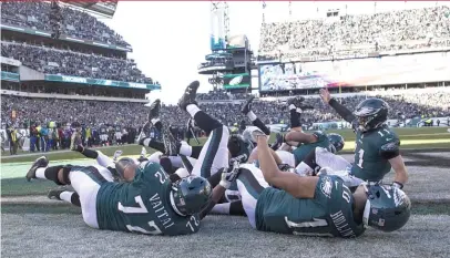  ?? | MITCHELL LEFF/ GETTY IMAGES ?? The Eagles had a little fun Sunday during their 31- 3 humiliatio­n of the Bears at Lincoln Financial Field.