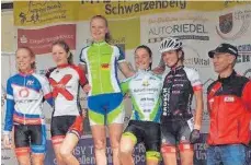  ?? FOTOS: SKI- UND BIKETEAM LAICHINGEN ?? Kaya Pfau vom Ski- und Biketeam Laichingen (Mitte) holte sich vor Alexa Fuchs (Platz zwei) den Titel.